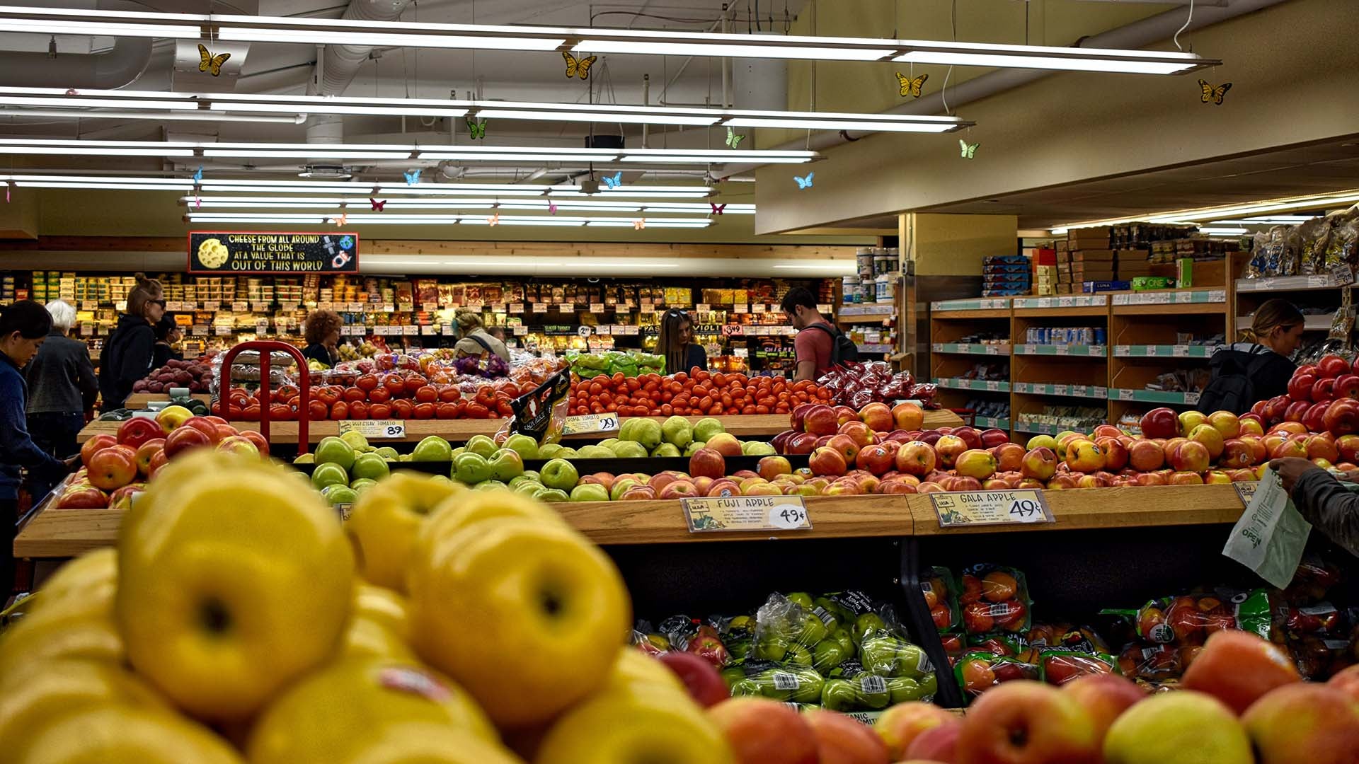 Photo of a grocery story produce department